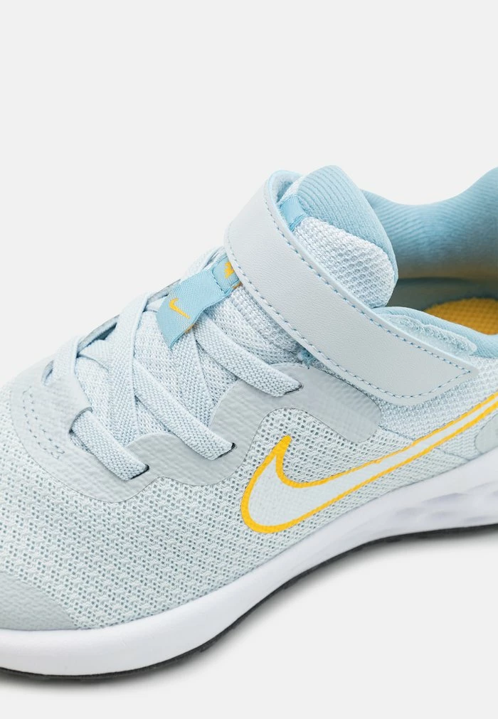 Nike Performance REVOLUTION 6 UNISEX - Neutral Running Shoes - Aura/multi-color/worn Blue/university Gold 6 Nike Performance REVOLUTION 6 UNISEX - Neutral Running Shoes - Aura/multi-color/worn Blue/university Gold - Image 6