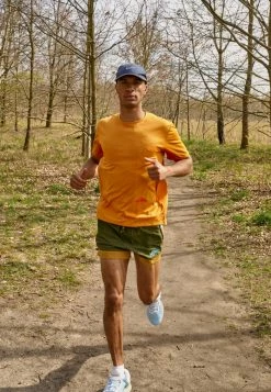 Nike Performance TRAIL RISE 365 - Sports T-shirt - Light Curry/habanero Red