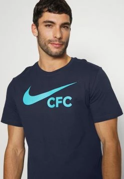 Nike Performance CHELSEA LONDON TEE - Print T-shirt - College Navy -Nike Performance store 7e408e67b41f4108983ca8cbd61141d7