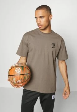 Nike Performance TEE SUSTAINABLE - Print T-shirt - Olive Grey -Nike Performance store 829339b8dd8a48e98482b32df7be4b33