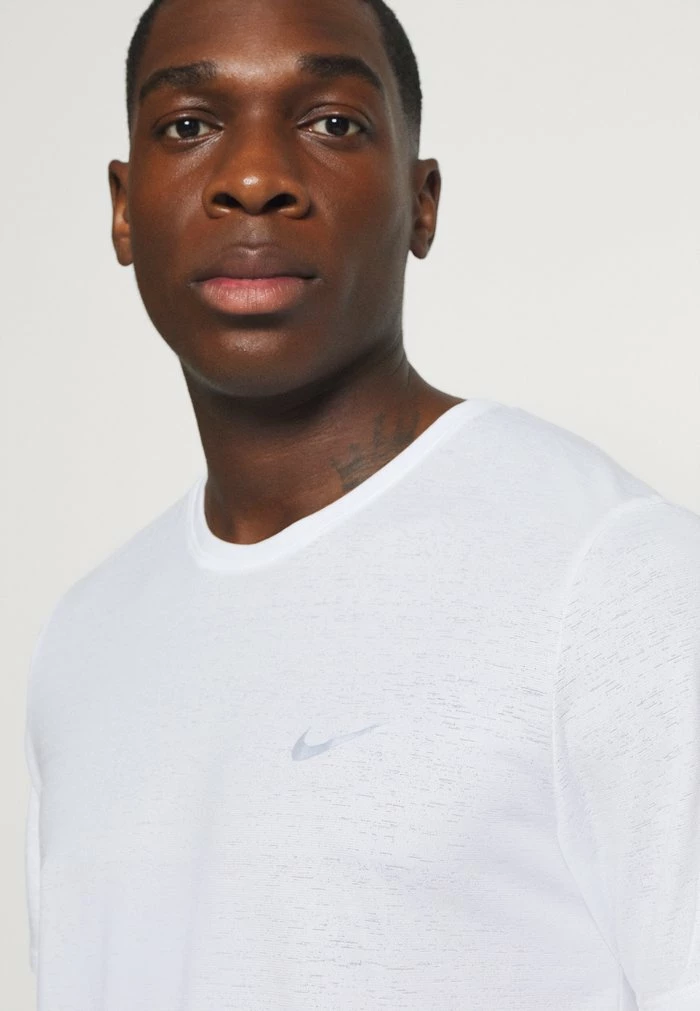 Nike Performance MILER - Sports T-shirt - White/silver 5 Nike Performance MILER - Sports T-shirt - White/silver - Image 5