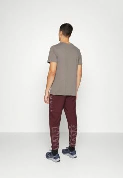 Nike Performance NIKE DRI-FIT RUN DIVISION CHALLENGER HERREN LAUFHOSE - Tracksuit Bottoms - Burgundy Crush/silver -Nike Performance store 8dba09a79a514ae58d7c11c762016b66