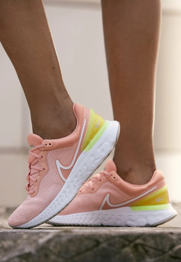 Nike Performance REACT MILER 3 - Neutral Running Shoes - Light Madder Root/white/atmosphere/volt/light Iron Ore/white 2 Nike Performance REACT MILER 3 - Neutral Running Shoes - Light Madder Root/white/atmosphere/volt/light Iron Ore/white - Image 2