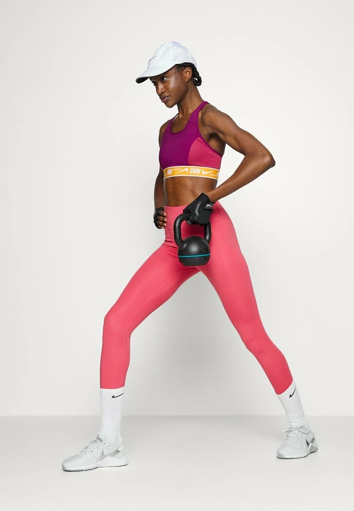 Nike Performance LOGO BRA - Medium Support Sports Bra - Sangria/light Curry/white 2 Nike Performance LOGO BRA - Medium Support Sports Bra - Sangria/light Curry/white - Image 2