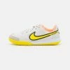 Nike Performance JR TIEMPO LEGEND 9 ACADEMY IC UNISEX - Indoor Football Boots - Phantom/sunset Glow/yellow Strike