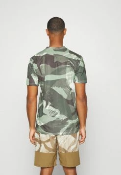 Nike Performance TEE CAMO - Sports T-shirt - Oil Green -Nike Performance store 9680c5ce201748d7b1458a63f85ce9e9