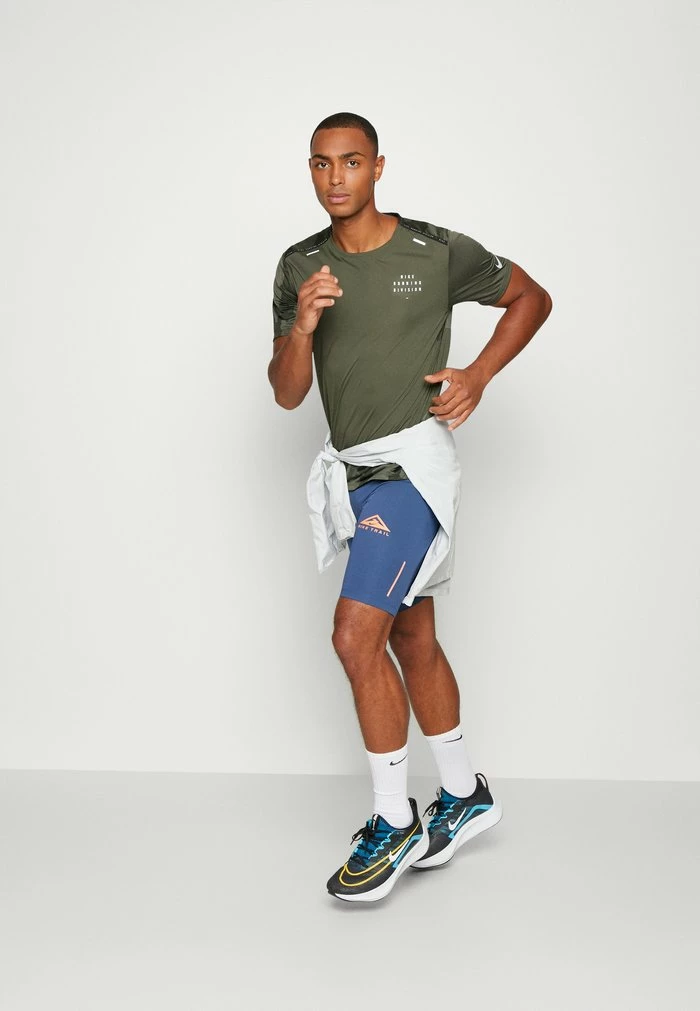 Nike Performance RUN RISE - Sports T-shirt - Cargo Khaki/silver 2 Nike Performance RUN RISE - Sports T-shirt - Cargo Khaki/silver - Image 2