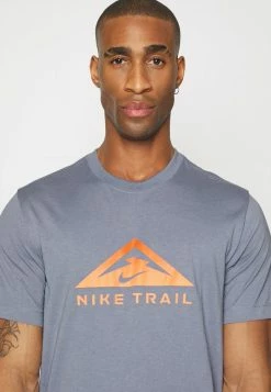 Nike Performance TEE TRAIL - Sports T-shirt - Ashen Slate -Nike Performance store 97e254cb67124d64892df5b7a138da5d
