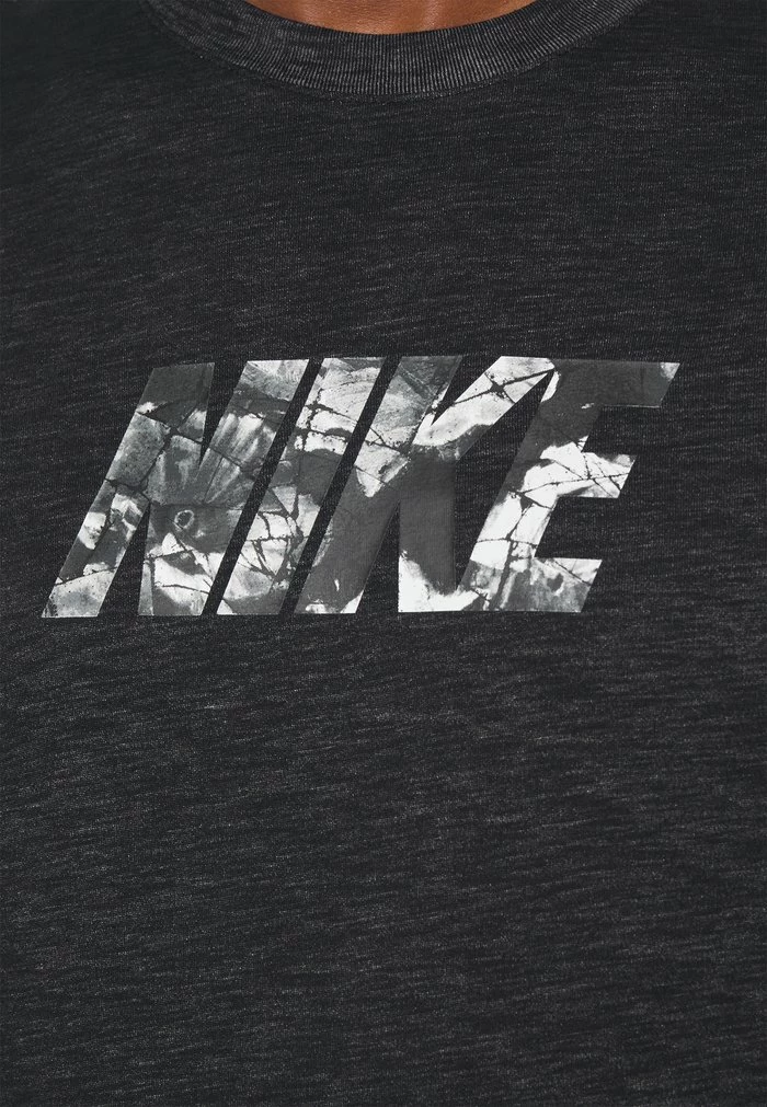 Nike Performance SLUB TEE - Print T-shirt - Black/smoke Grey 6 Nike Performance SLUB TEE - Print T-shirt - Black/smoke Grey - Image 6