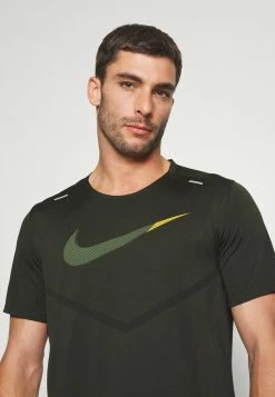 Nike Performance RISE - Print T-shirt - Alligator -Nike Performance store 9af6ded418e04dff8d7eb6f8d5c1d6c1