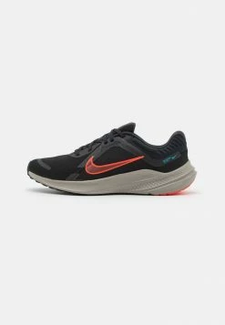 Nike Performance QUEST 5 - Neutral Running Shoes - Black/crimson/cobblestone/laser Blue