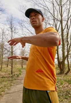 Nike Performance TRAIL RISE 365 - Sports T-shirt - Light Curry/habanero Red -Nike Performance store 9cc803fe1b684a839da4a27787fe3a38