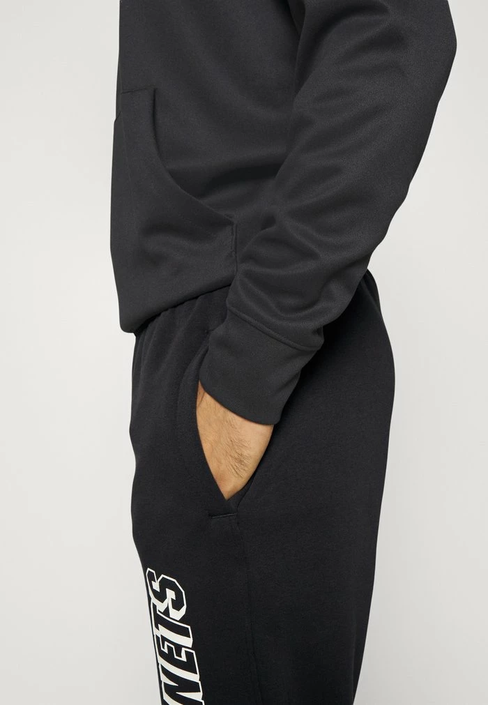 Nike Performance NBA BROOKLYN NETS COURTSIDE PANT - Tracksuit Bottoms - Black 8 Nike Performance NBA BROOKLYN NETS COURTSIDE PANT - Tracksuit Bottoms - Black - Image 8