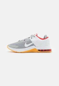 Nike Performance AIR MAX ALPHA - Training Shoe - Light Smoke Grey/white/chile Red/yellow