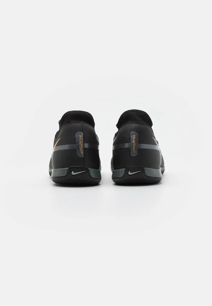 Nike Performance PHANTOM GT2 ACADEMY DYNAMIC FIT IC - Indoor Football Boots - Black/metallic Dark Grey/metallic Gold 3 Nike Performance PHANTOM GT2 ACADEMY DYNAMIC FIT IC - Indoor Football Boots - Black/metallic Dark Grey/metallic Gold - Image 3