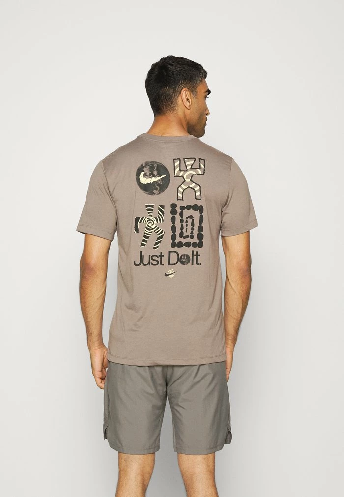 Nike Performance TEE - Sports T-shirt - Olive Grey 3 Nike Performance TEE - Sports T-shirt - Olive Grey - Image 3