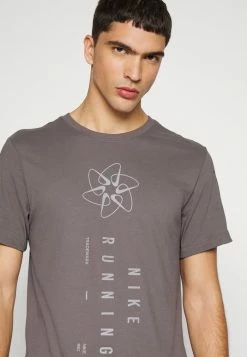 Nike Performance TEE RUN DIVISION - Print T-shirt - Cave Stone -Nike Performance store a7c0098817054154bf9d89ebd24b97c9