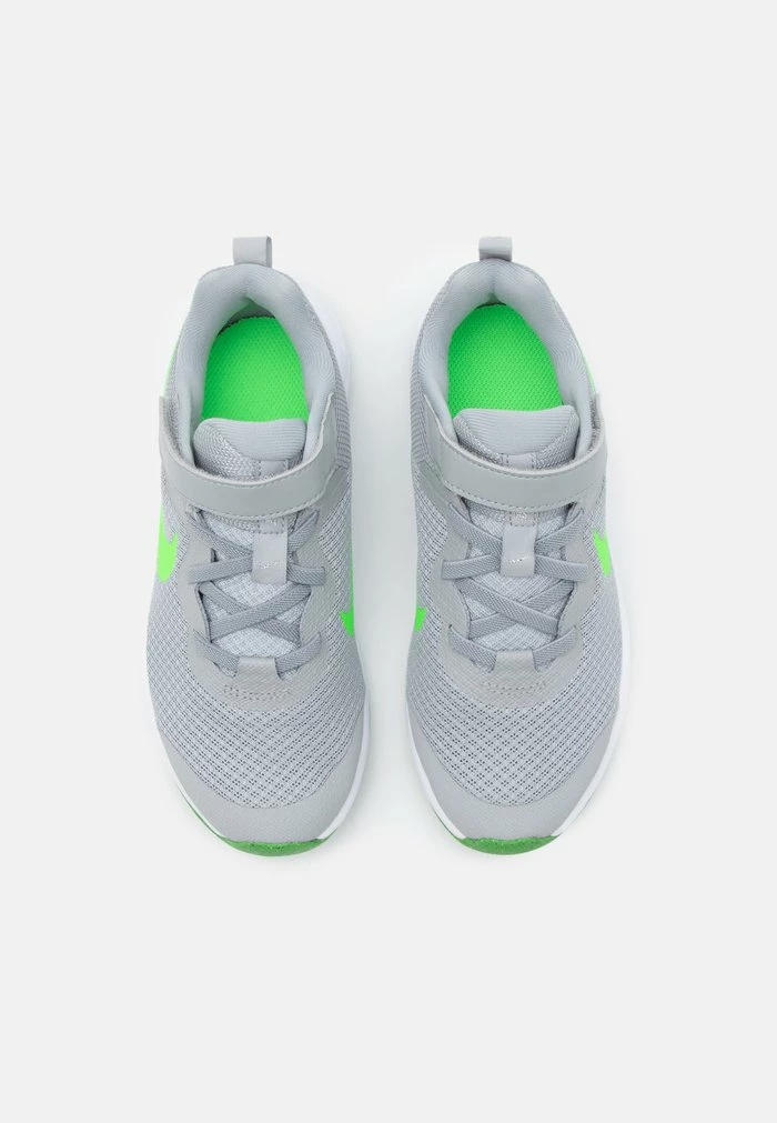 Nike Performance REVOLUTION 6 NN UNISEX - Neutral Running Shoes - Light Smoke Grey/green Strike/dark Smoke Grey/chrome 4 Nike Performance REVOLUTION 6 NN UNISEX - Neutral Running Shoes - Light Smoke Grey/green Strike/dark Smoke Grey/chrome - Image 4