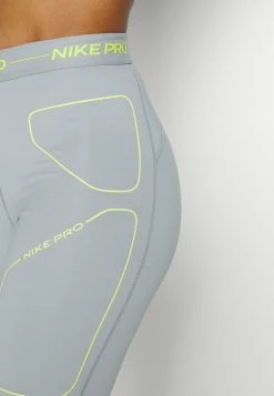 Nike Performance Leggings - Particle Grey/atomic Green 11 Nike Performance Leggings - Particle Grey/atomic Green -Nike Performance store b7d50ff04edf4b4a8ba31a02b68fc7dc