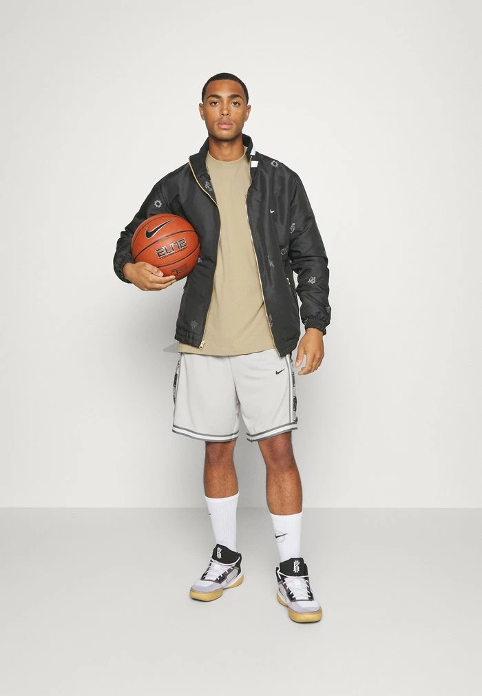 Nike Performance TEE SUSTAINABLE - Print T-shirt - Limestone 2 Nike Performance TEE SUSTAINABLE - Print T-shirt - Limestone - Image 2