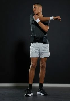 Nike Performance STRIDE - Sports Shorts - Photon Dust