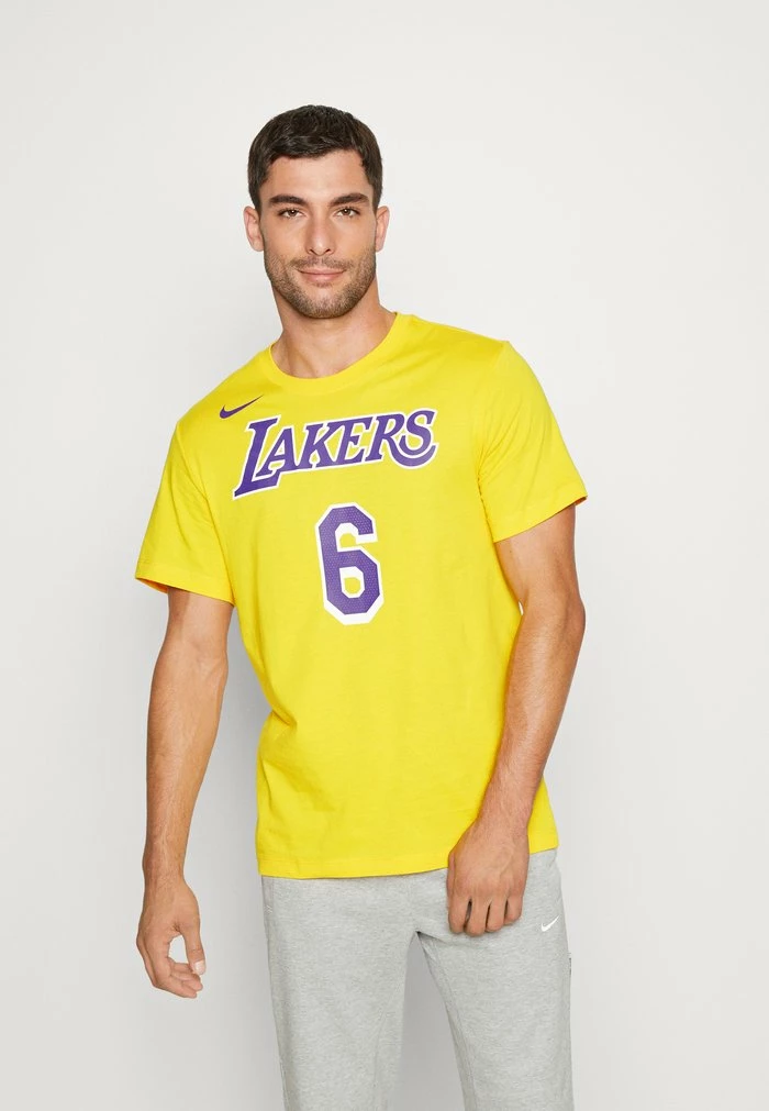 Nike Performance NBA LOS ANGELES LAKERS NAME AND NUMBER TEE - Club Wear - Amarillo 1 Nike Performance NBA LOS ANGELES LAKERS NAME AND NUMBER TEE - Club Wear - Amarillo