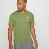Nike Performance MILER - Sports T-shirt - Alligator/silver