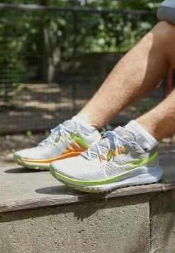 Nike Performance REACT PEGASUS TRAIL 4 - Trail Running Shoes - Light Iron Ore/volt/cobblestone/football Grey/kumquat/vivid Green