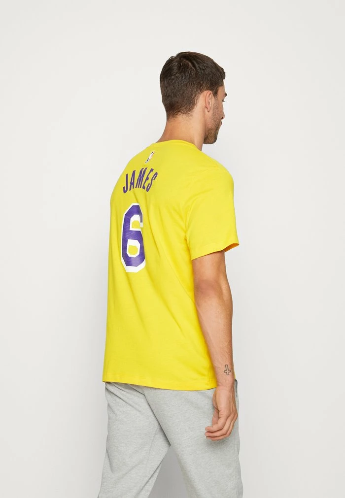 Nike Performance NBA LOS ANGELES LAKERS NAME AND NUMBER TEE - Club Wear - Amarillo 3 Nike Performance NBA LOS ANGELES LAKERS NAME AND NUMBER TEE - Club Wear - Amarillo - Image 3