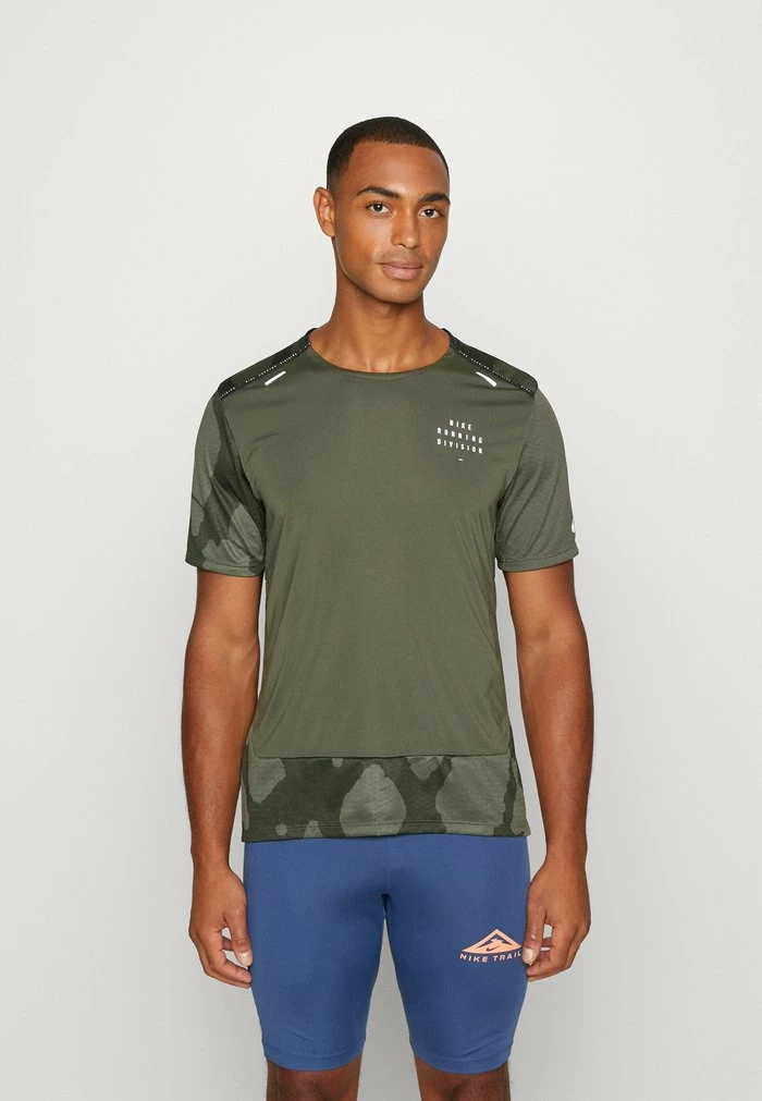 Nike Performance RUN RISE - Sports T-shirt - Cargo Khaki/silver 1 Nike Performance RUN RISE - Sports T-shirt - Cargo Khaki/silver