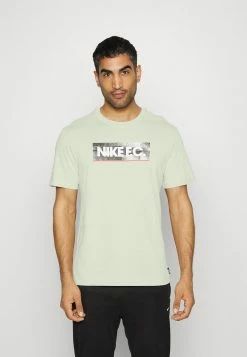 Nike Performance FC TEE SEASONAL BLOCK - Print T-shirt - Olive Aura
