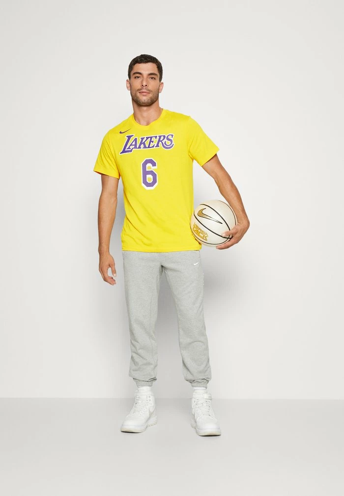 Nike Performance NBA LOS ANGELES LAKERS NAME AND NUMBER TEE - Club Wear - Amarillo 2 Nike Performance NBA LOS ANGELES LAKERS NAME AND NUMBER TEE - Club Wear - Amarillo - Image 2
