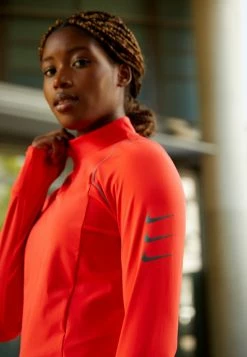 Nike Performance RUN MIDLAYER - Long Sleeved Top - Light Crimson/black