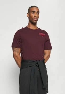 Nike Performance LIVERPOOL FC VOICE TEE - Print T-shirt - Burgundy Crush 9 Nike Performance LIVERPOOL FC VOICE TEE - Print T-shirt - Burgundy Crush -Nike Performance store d445632491b546cebd2cba59f5aed80d