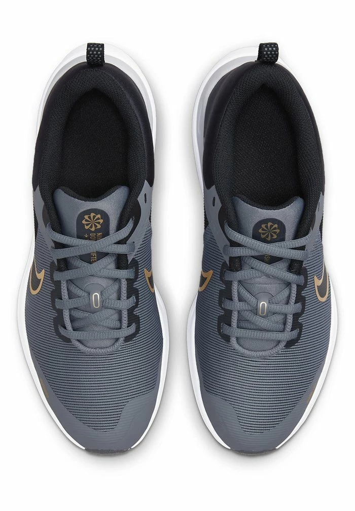 Nike Performance DOWNSHIFTER UNISEX - Neutral Running Shoes - Cool Grey/mtlc Gold-black-white 3 Nike Performance DOWNSHIFTER UNISEX - Neutral Running Shoes - Cool Grey/mtlc Gold-black-white - Image 3
