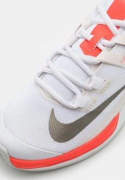 Nike Performance COURT VAPOR LITE - Multicourt Tennis Shoes - White Phantom/bright Crimson/metallic Pewter -Nike Performance store d5a3f23e4f78430ebb7d4aeaf78eea5c