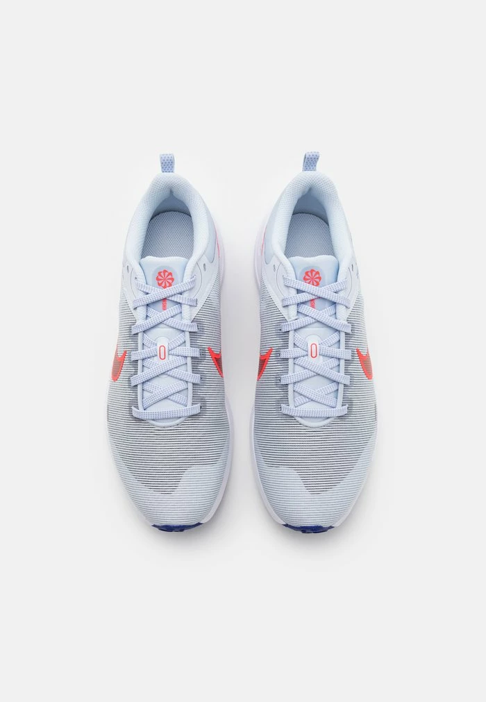 Nike Performance DOWNSHIFTER 12 - Neutral Running Shoes - Football Grey/bright Crimson/concord/white/light Thistle/black 4 Nike Performance DOWNSHIFTER 12 - Neutral Running Shoes - Football Grey/bright Crimson/concord/white/light Thistle/black - Image 4