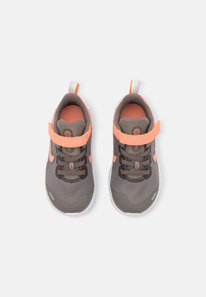 Nike Performance DOWNSHIFTER 12 UNISEX - Neutral Running Shoes - Worn Blue/crimson Bliss/cave Stone/white 4 Nike Performance DOWNSHIFTER 12 UNISEX - Neutral Running Shoes - Worn Blue/crimson Bliss/cave Stone/white - Image 4