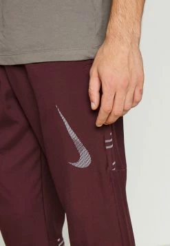 Nike Performance NIKE DRI-FIT RUN DIVISION CHALLENGER HERREN LAUFHOSE - Tracksuit Bottoms - Burgundy Crush/silver -Nike Performance store dcb6e5147e48499b8cb29aa0ef2a2b25