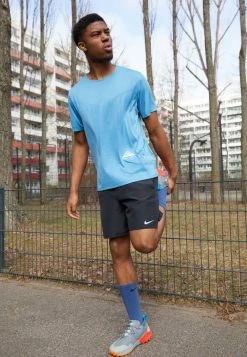 Nike Performance TRAIL RISE 365 - Sports T-shirt - Dutch Blue/mint Foam