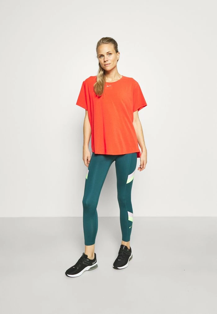 Nike Performance W NK ONE LUXE DF SS STD - Basic T-shirt - Chile Red 2 Nike Performance W NK ONE LUXE DF SS STD - Basic T-shirt - Chile Red - Image 2