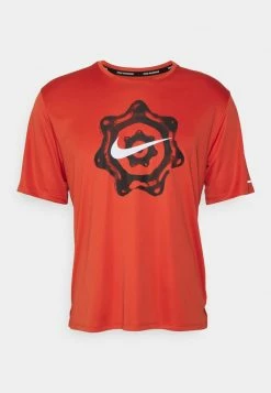 Nike Performance MILER - Sports T-shirt - Mantra Orange -Nike Performance store e22599b4e9e84987a3acda71352fdf1f