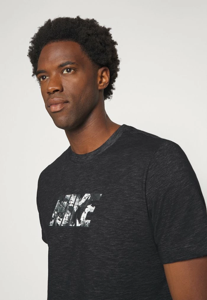Nike Performance SLUB TEE - Print T-shirt - Black/smoke Grey 4 Nike Performance SLUB TEE - Print T-shirt - Black/smoke Grey - Image 4