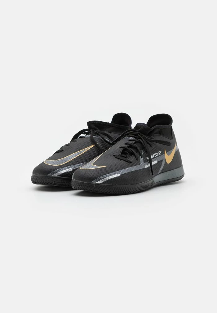 Nike Performance PHANTOM GT2 ACADEMY DYNAMIC FIT IC - Indoor Football Boots - Black/metallic Dark Grey/metallic Gold 2 Nike Performance PHANTOM GT2 ACADEMY DYNAMIC FIT IC - Indoor Football Boots - Black/metallic Dark Grey/metallic Gold - Image 2