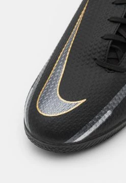 Nike Performance PHANTOM GT2 ACADEMY DYNAMIC FIT IC - Indoor Football Boots - Black/metallic Dark Grey/metallic Gold 11 Nike Performance PHANTOM GT2 ACADEMY DYNAMIC FIT IC - Indoor Football Boots - Black/metallic Dark Grey/metallic Gold -Nike Performance store ed256c0f27c64cae8e99d04220c0605c