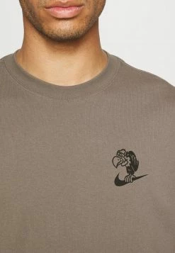 Nike Performance TEE SUSTAINABLE - Print T-shirt - Olive Grey -Nike Performance store eda66018d8b641309a2eb5eb782e129b