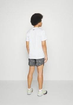 Nike Performance STRIDE DYE - Shorts - Iron Grey/(peach Cream) -Nike Performance store f0d3abc8d6ef4bb7bd1f11aa56d38923