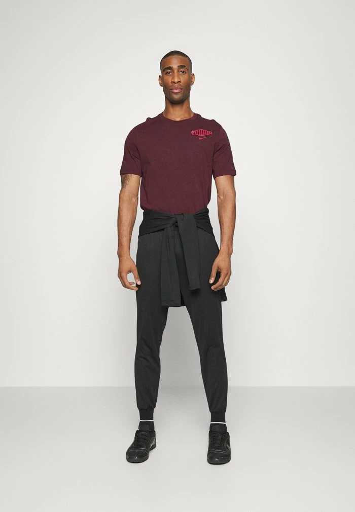 Nike Performance LIVERPOOL FC VOICE TEE - Print T-shirt - Burgundy Crush 2 Nike Performance LIVERPOOL FC VOICE TEE - Print T-shirt - Burgundy Crush - Image 2