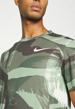 Nike Performance TEE CAMO - Sports T-shirt - Oil Green -Nike Performance store f5370c2d3d224f9bbf50c826528d728d