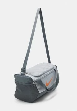 Nike Performance DUFF UNISEX - Sports Bag - Smoke Grey Orange Trance 8 Nike Performance DUFF UNISEX - Sports Bag - Smoke Grey Orange Trance -Nike Performance store f5e44f9f85354a7dbf0371c6828938c8